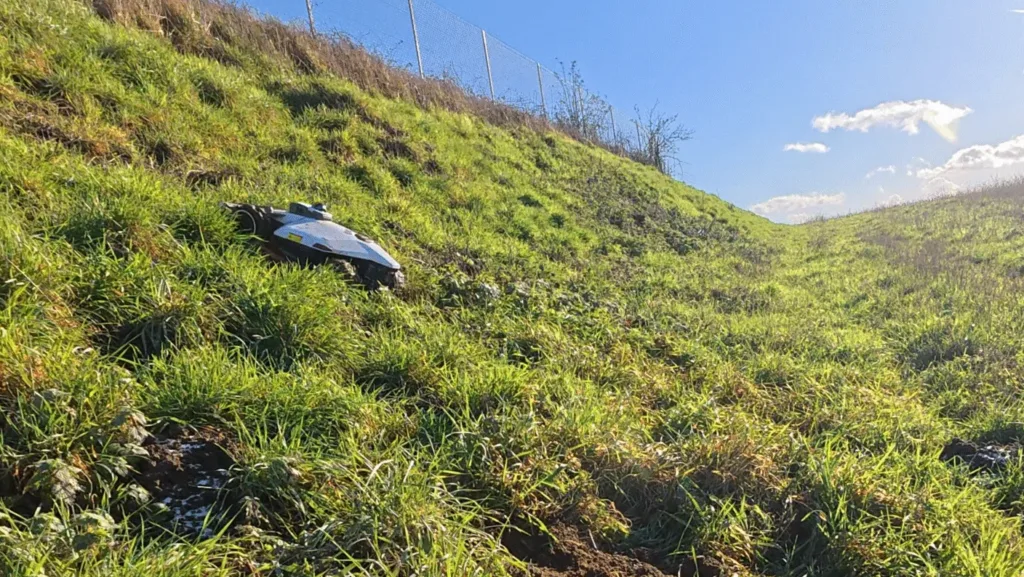 DJI_20260103140844_0086_D.MP4_snapshot_01.34.957-scaled-e1767612802723-1024x577 LUBA 3 AWD: Le Robot Tondeuse Nouvelle Génération LiDAR de Mammotion
