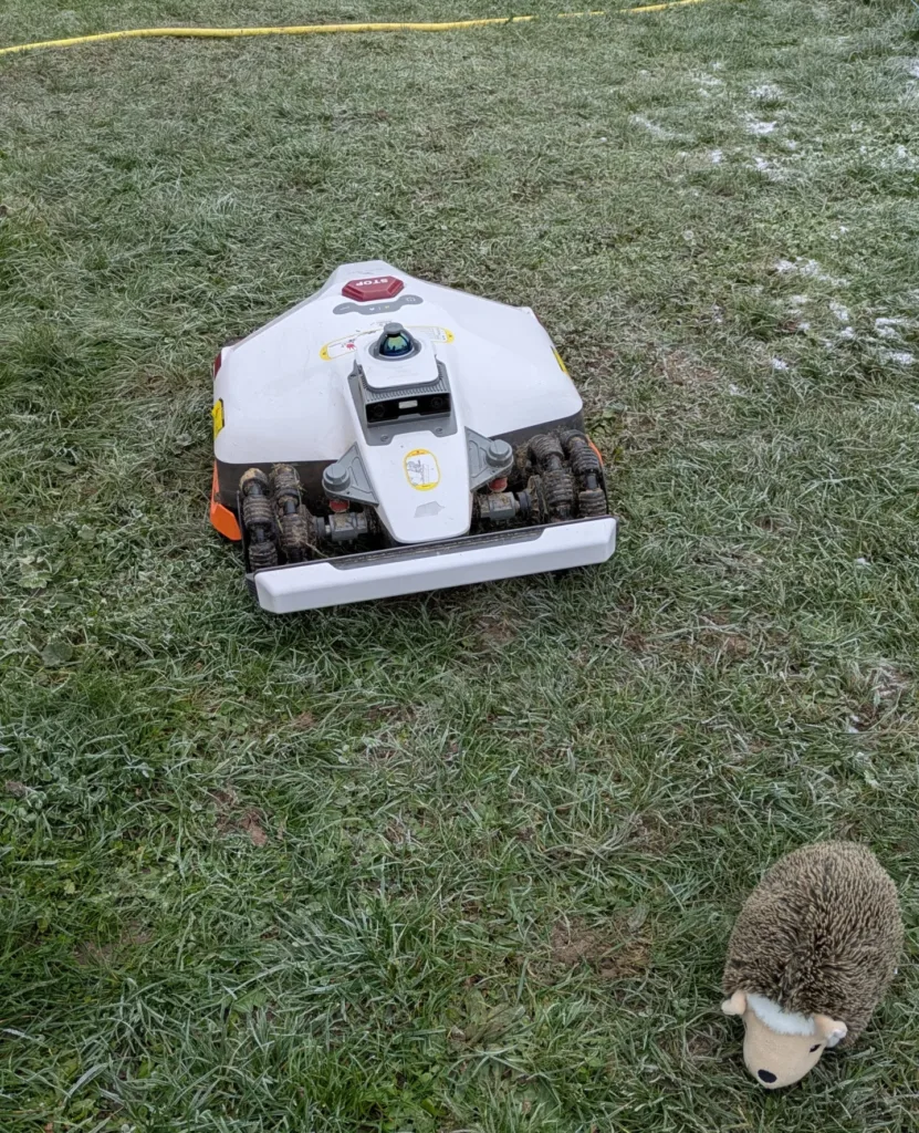 PXL_20260105_110733287.MP_-scaled-e1767611540908-831x1024 LUBA 3 AWD: Le Robot Tondeuse Nouvelle Génération LiDAR de Mammotion